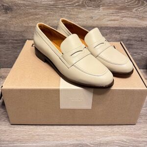 Beckett Simonon Siena Loafer In Dove Cream Size 8.5 New With Box and Shoe covers
